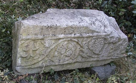 LASTRA CON RILIEVO FLOREALEEpoca romana tardo repubblicanaMarmo lunense,...