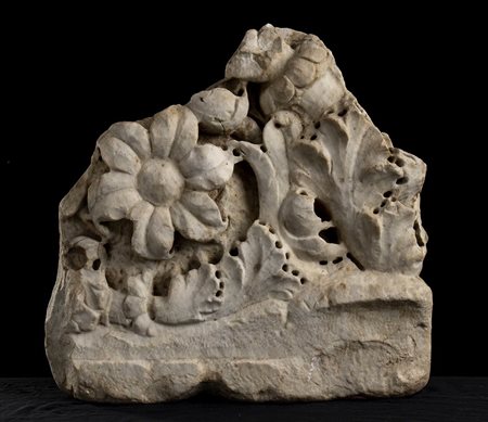 LASTRA CON FREGIO A GIRALIEpoca romana augusteaMarmo, cm 46 x 45; spess. cm...