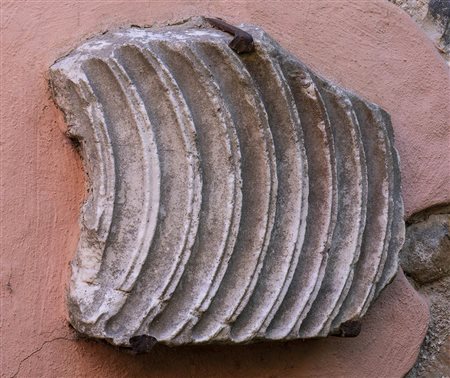 FIANCO DI SARCOFAGO STRIGILATOEpoca romanaMarmo, cm 55 x 43; spess. ca. cm...