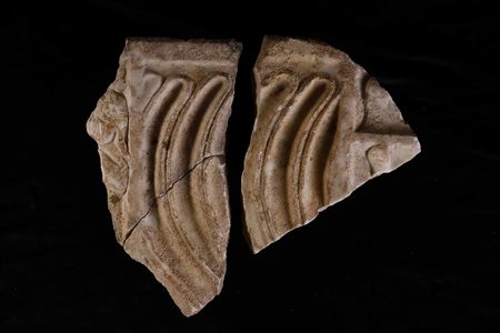 FRAMMENTI DI SARCOFAGO STRIGILATOEpoca romana, II - IV secolo d.C.Marmo...