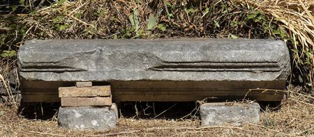 ARCHITRAVE MODANATOEpoca romanaMarmo, lungh. m 1,47; alt. cm 34; spess. ca....