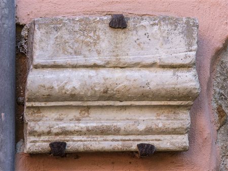 CORNICE MODANATAEpoca romanaMarmo, cm 35 x 26,5; spess. ca. cm...