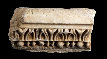 CORNICE DECORATAEpoca romanaMarmo, cm 21 x 21; spess. cm...