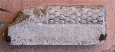 DECORAZIONE ARCHITETTONICA A SQUAMEEpoca romanaMarmo, cm 48 x 18; spess. ca....