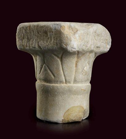 COLONNINA EGITTIZZANTEEpoca romanaMarmo, alt. cm 12Fusto liscio e kalathos...