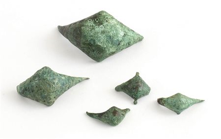 GRUPPO DI CINQUE FIBULE ETRUSCHE A NAVICELLAVII secolo a.C.Bronzo, lungh. cm...