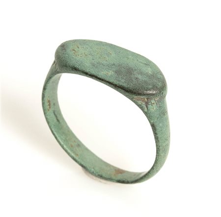 ANELLO CON CASTONE PIENOEpoca romanaBronzo, diam. cm 2,2ProvenienzaCollezione...