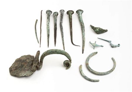 GRUPPO DI OGGETTI IN BRONZOAmbito culturale etrusco e romanolungh. max cm...