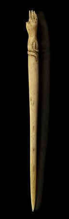 SPILLONE CON MANO E BRACCIALE A SERPENTEEpoca romanaOsso, lungh. cm 13Un dito...