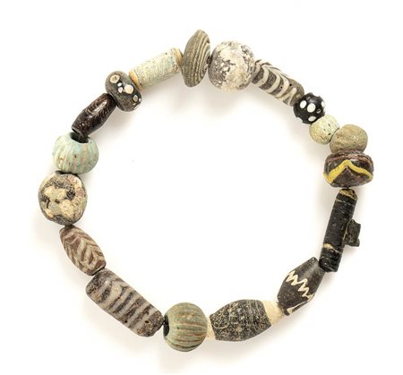 COLLANA CON VAGHI DI PASTA VITREAPerle di vari periodi, dal VII secolo a.C....