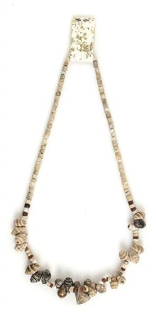 COLLANA CON VAGHI DI CONCHIGLIAPerline e pendenti di vari periodi, dal VII...