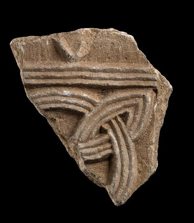 LASTRA BIZANTINA CON DECORAZIONE A TRECCIA SU ENTRAMBI I LATIAlto...