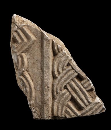 LASTRA BIZANTINA CON DECORAZIONE A TRECCIAAlto MedioevoMarmo, cm 21 x 15