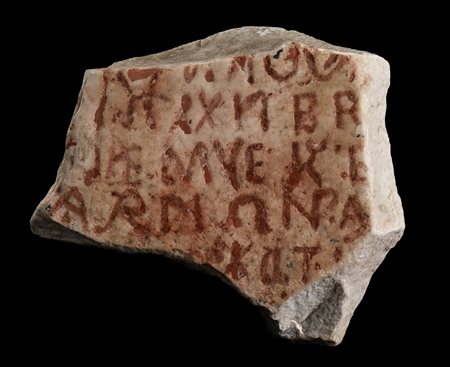 EPIGRAFEAlto Medioevo (?)Marmo, cm 28 x 25,5; spess. cm 15Epigrafe con...