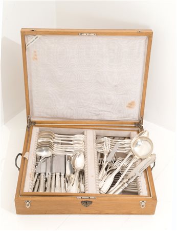 Embossed and chiseled silver fountain, gr.7000 ca