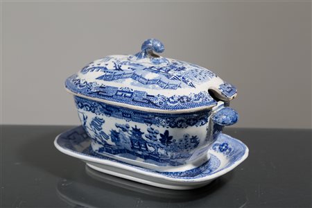 Chinese porcelain gravy boat. 19th century
