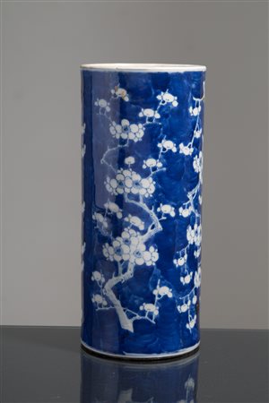 Chinese porcelain vase. Late 19th century 