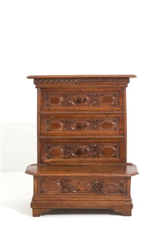 Walnut kneeling stool. Veneto. 17th c.
