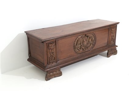 Walnut chest. Friuli. 17th century