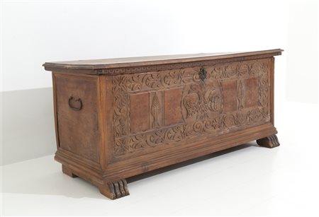 Walnut chest. Tuscany. 17th century