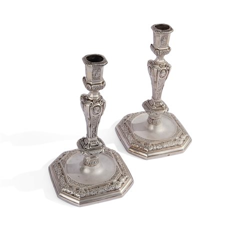 Coppia di candelieri cesellati in argento fuso, XVIII secolo