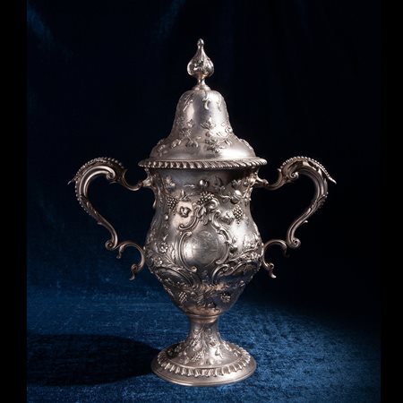 Coppa biansata in argento con coperchio, Londra 1766