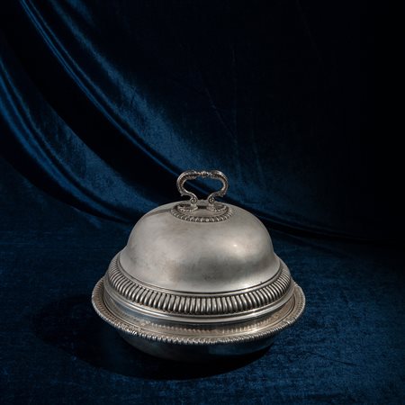 Dish and Cover in argento, Londra 1879