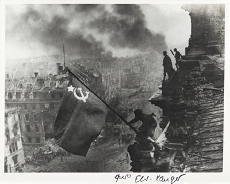 EVGENIJ CHALDEJ (1917 – 1997) Flag on the reichstag 1945/80-90 stampa ai sali...