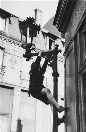 Andrè Kertèsz (1894-1985)  - Jeune garcon grimpant sur un rèverbére, Paris, years 1930