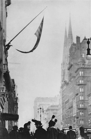 Paul Strand (1890-1976)  - Fifth Avenue, New York, dal portfolio "Paul Strand Formative Years", 1915
