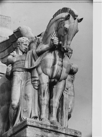 Mario De Biasi (1923-2013)  - Milano, Stazione Centrale, years 1950/1960