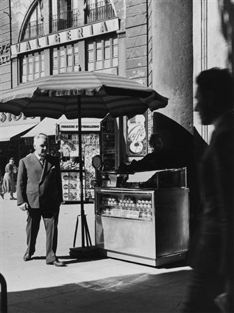 Mario De Biasi (1923-2013)  - Milano, piazza del Duomo, years 1950/1960