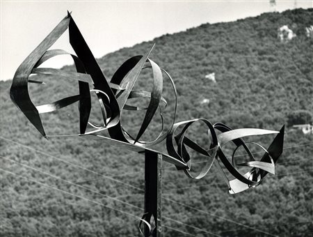 Ugo Mulas (1928-1973)  - Spoleto, "Il dono di Icaro" di Beverly Pepper, 1962
