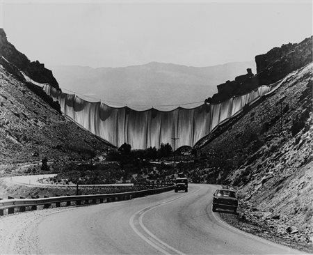 Shunk & Kender (XX sec.)  - Christo, Valley Curtain, Colorado, 1971/1972