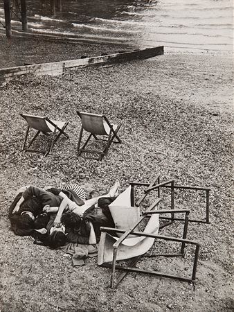 Marc Riboud (1923-2016)  - Senza titolo (La Plage), years 1970