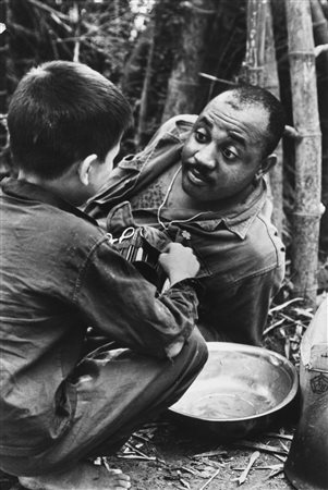 Paul Schutzer (1930-1967)  - Vietnam (Soldato e bambino), 1976
