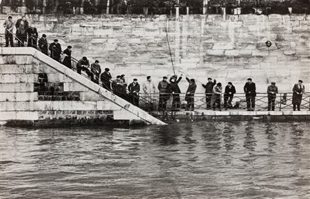 Frank Horvat (1928-2020)  - Pescatori sulla Senna, years 1970