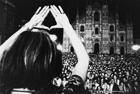Edoardo Fornaciari (1952)  - Adele Faccio in Piazza Duomo, Milano, years 1970