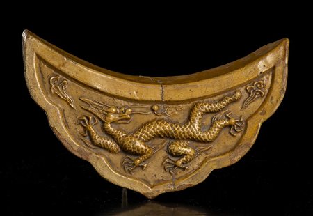 TEGOLA IMPERIALE IN CERAMICA INVETRIATA IN GIALLO CON DECORO DI DRAGO, DISHUI  
Cina, dinastia Ming, periodo Yongle