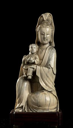 GUANYIN CON BAMBINO IN AVORIO 
Cina, dinastia Qing, XIX secolo