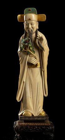 DIGNITARIO IN AVORIO PARZIALMENTE DIPINTO E DORATO 
Cina, inizio del XX secolo