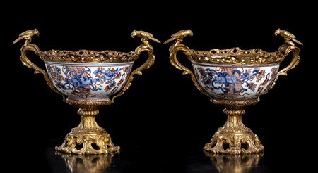 COPPIA DI CIOTOLE IN PORCELLANA DIPINTA CON MONTATURA IN BRONZO DORATO 
la porcellana Cina, prima metà del XVIII secolo; la decorazione probabilmente Europa, XVIII secolo; la montatura Europa, fine del XIX secolo