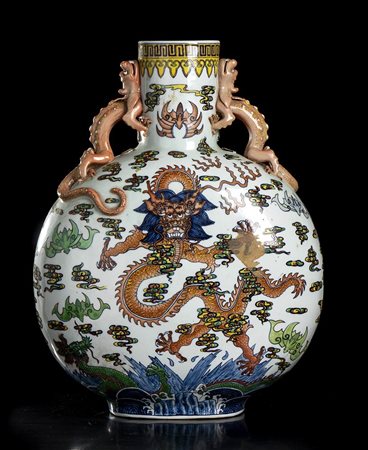 GRANDE FIASCA 'A LUNA' IN PORCELLANA INVETRIATA E DIPINTA IN POLICROMIA 
Cina, XX secolo