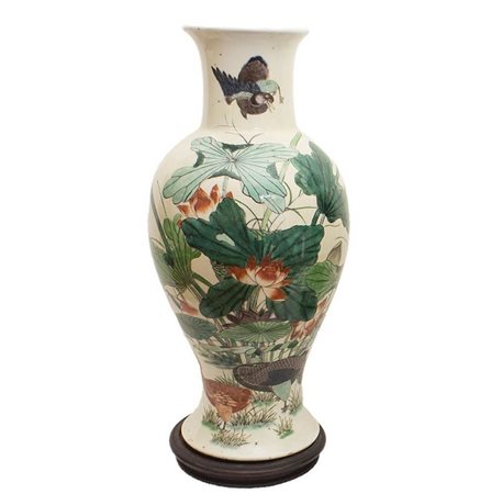 VASO A BALAUSTRO IN PORCELLANA 'FAMIGLIA VERDE'
Cina, XX secolo