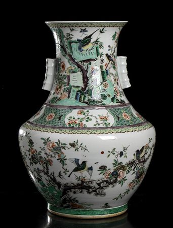 GRANDE VASO IN PORCELLANA 'FAMIGLIA VERDE', HU 
Cina, dinastia Qing, periodo Guangxu
