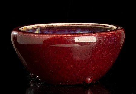 BACILE IN CERAMICA CON INVETRIATURA 'SANGUE DI BUE' 
Cina, XX secolo