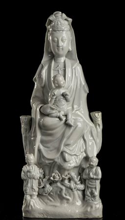 GUANYIN IN TRONO CON BAMBINO E ATTENDENTI IN PORCELLANA 'BLANC DE CHINE' 
Cina, periodo Kangxi