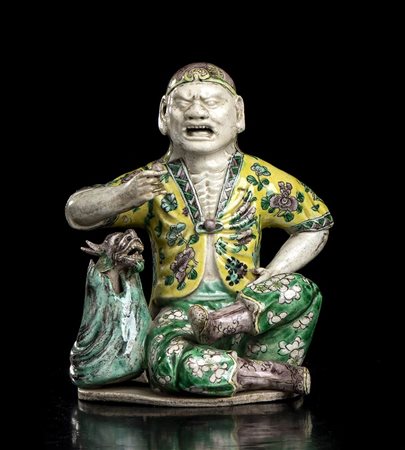 SCULTURA IN PORCELLANA 'FAMIGLIA VERDE' CON XIANLONG LOHAN 
Cina, dinastia Qing, XIX secolo