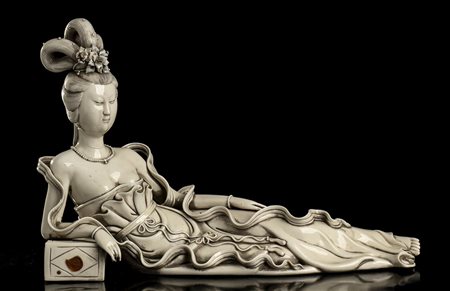 GUANYIN SDRAIATA IN PORCELLANA 'BLANC DE CHINE' 
Cina, XX secolo