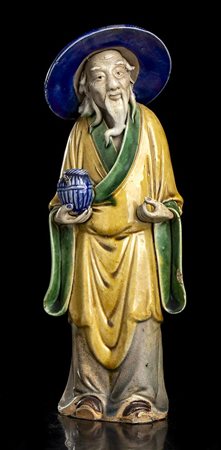 FIGURA DI SAGGIO IN CERAMICA INVETRIATA 
Cina, XX secolo